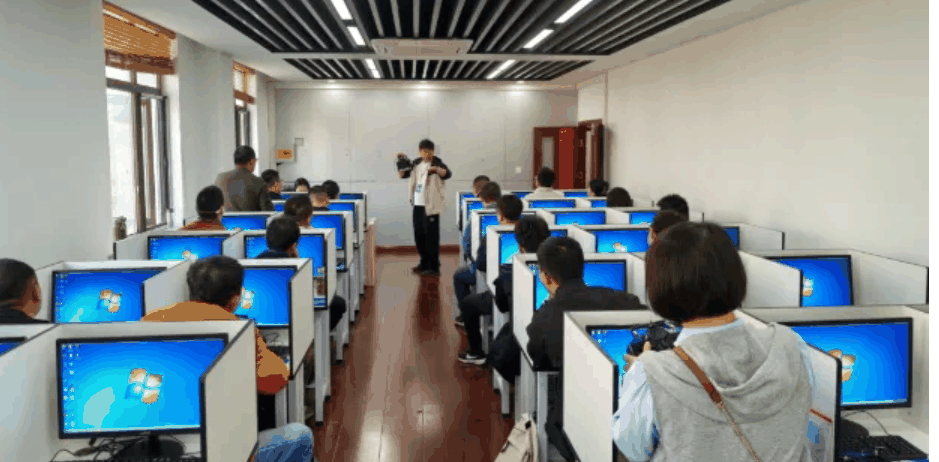 思达职业培训学校电脑实训教室